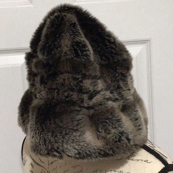 Faux fur hat - Picture 2 of 4